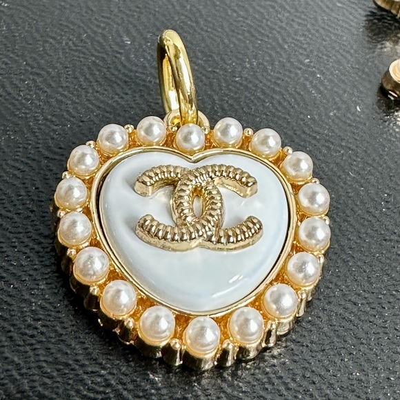 Luxury Charm with Pearls on Unbranded necklace - Picture 2 of 5